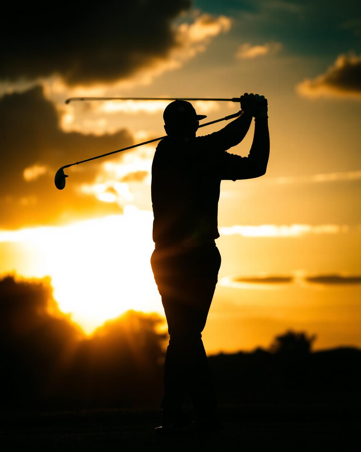 Golfare i motljus efter ett slag